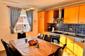 Fridge, oven, stovetop, dishwasher - Doppelhaushälfte in Burhave (Burhave)