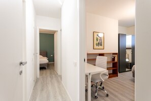 4 Schlafzimmer, Schreibtisch, Bügeleisen/Bügelbrett, Reisekinderbett