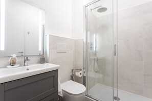 Douche, séchoir à cheveux, bidet