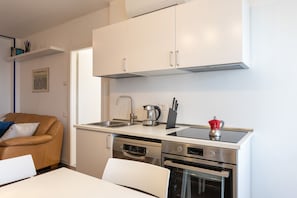 Fridge, microwave, oven, stovetop - Russoli - 4 Br Apt With Balcony By Halldis (Milan)