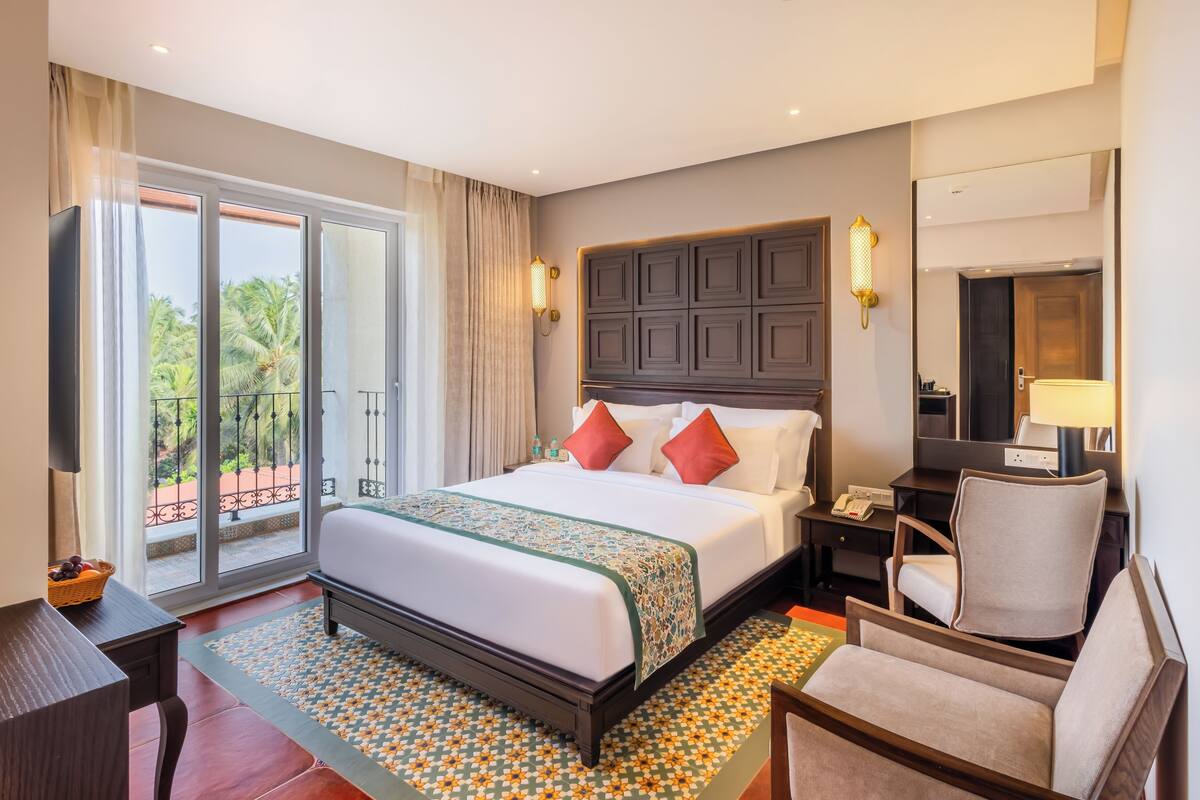 Premium Room, Garden View | Minibar, desk, iron/ironing board (on request), WiFi (free)