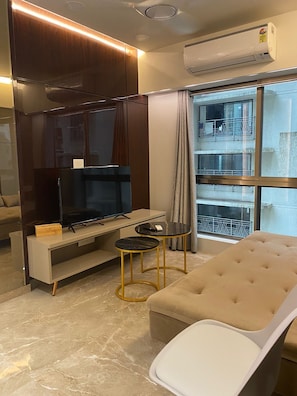 Comfort appartement | Woonruimte | Een 45-inch smart-tv met digitale zenders