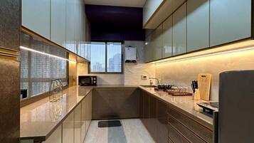 Apartemen Deluks | Dapur pribadi | Peralatan masak/sendok-piring