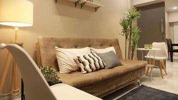 Apartemen Deluks | Area keluarga | Smart TV 45-inci dengan saluran TV digital