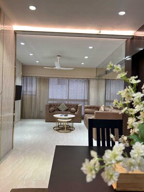 Deluxe-huoneisto | Oleskelualue | 45–tuumainen äly-TV, jossa digitaalikanavat