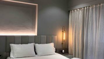 Apartemen Deluks | Busa memori, meja kerja, dan ruang kerja ramah laptop