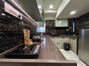 Downtown 1 BHK Apartment at Mahalaxmi, 601 | Private kitchen | Cookware/dishes/utensils - Southside by Daily Stays (Mumbai)