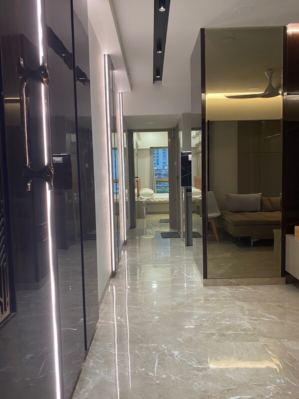 Downtown 1 BHK Apartment at Mahalaxmi, 602 | Living area | 45-inch Smart TV with digital channels - Southside by Daily Stays (Mumbai)