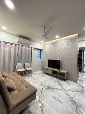 Downtown 1 BHK Apartment at Mahalaxmi, 601 | Living area | 45-inch Smart TV with digital channels - Southside by Daily Stays (Mumbai)