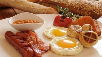 Daily local cuisine breakfast (CNY 50 per person)