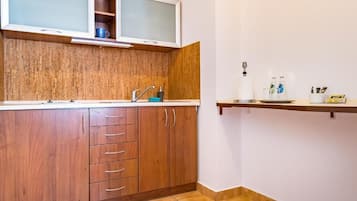Suite Studio Deluxe | Cuisine privée | Grand réfrigérateur, plaque de cuisson