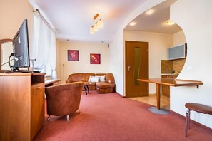 Deluxe Suite, City View | Living area