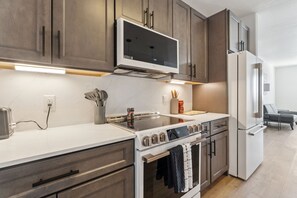 冷蔵庫、電子レンジ、オーブン、コンロ