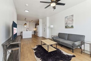 TV, offices - CozySuites Glendale  - Westgate with pool! 05 (Glendale)