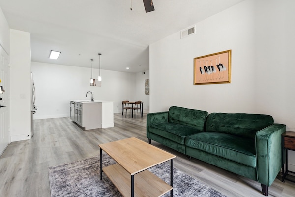 CozySuites Glendale - Westgate with pool! 06