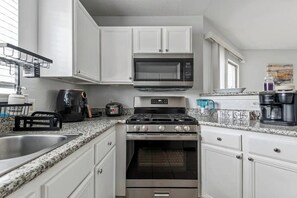 Dishwasher, spices - Spacious 4BR 2.5BATH Near IAH Airport (Houston)
