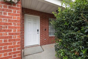 Exterior detail - Spacious 4BR 2.5BATH Near IAH Airport (Houston)