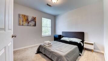 4 dormitorios, tabla de planchar con plancha, wifi y ropa de cama