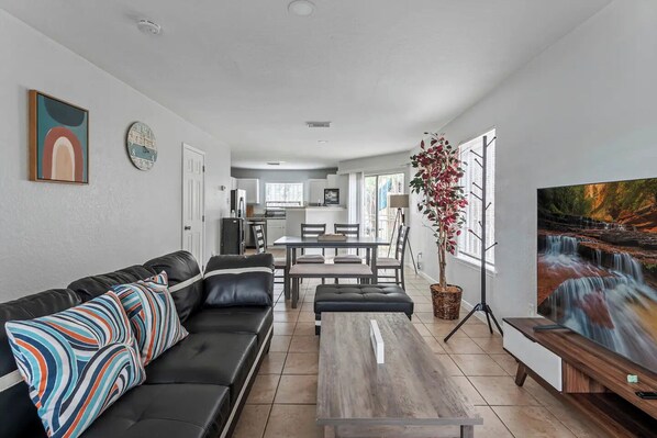 TV - Spacious 4BR 2.5BATH Near IAH Airport (Houston)