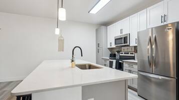 Refrigerador, microondas, horno y parrilla de estufa