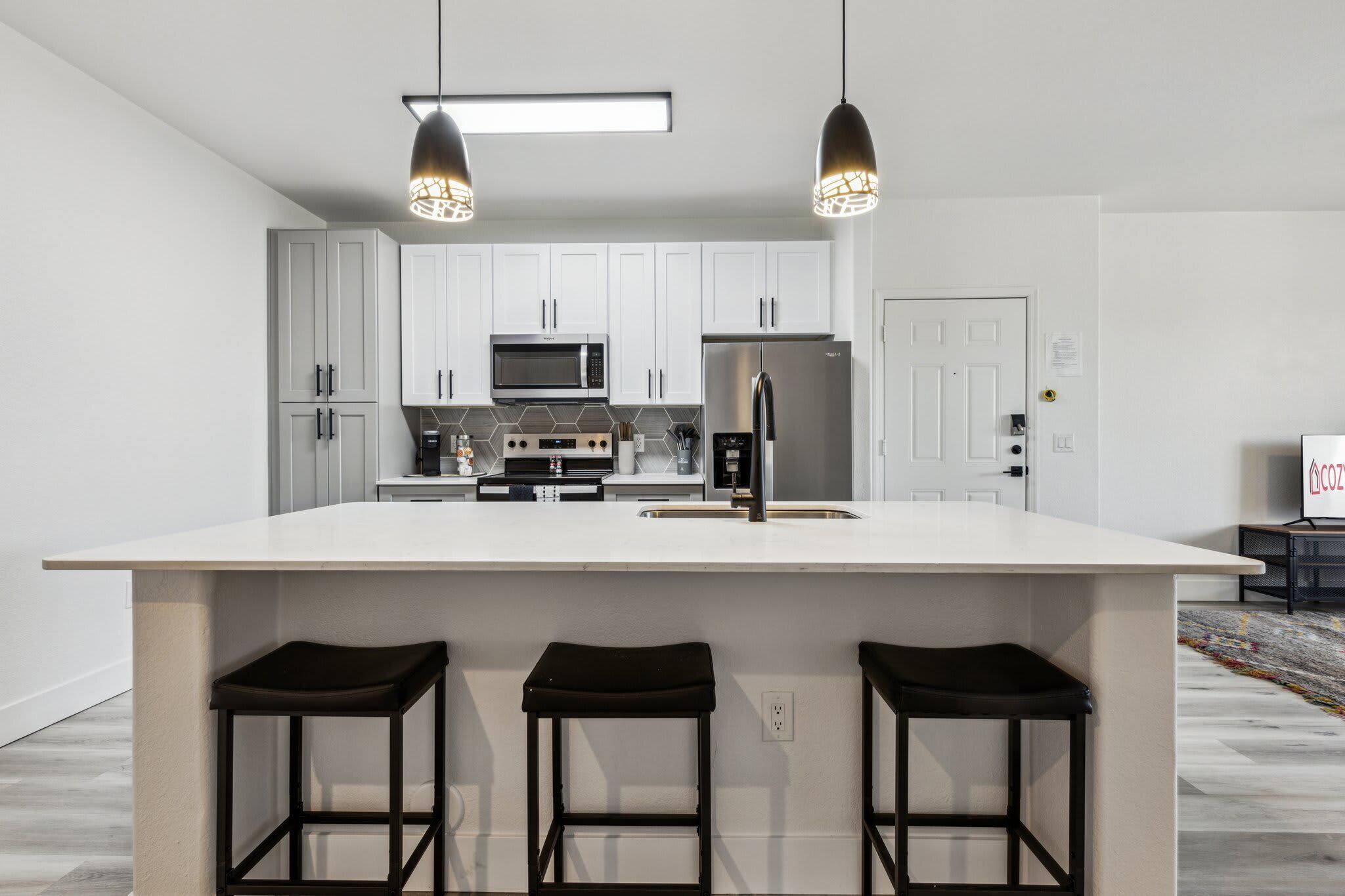 Frigorífico, microondas, horno y placa de cocina