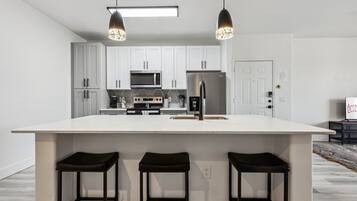 Frigorífico, microondas, horno y placa de cocina