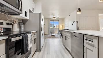 Frigorífico, microondas, horno y placa de cocina