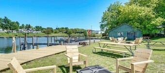 The Goldfish is waterfront on PM Lake, Boat Docks, Fire Pit, 1 mile to downtown