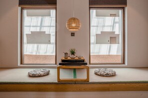 Quarto casal conforto, vista para o pátio | Roupas de cama premium, edredons de pluma, escrivaninha