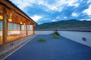 Rooftop terrace -  Lijiang Snow Mountain Bengu Hotel (Shuhe Ancient Town Branch) (Lijiang)