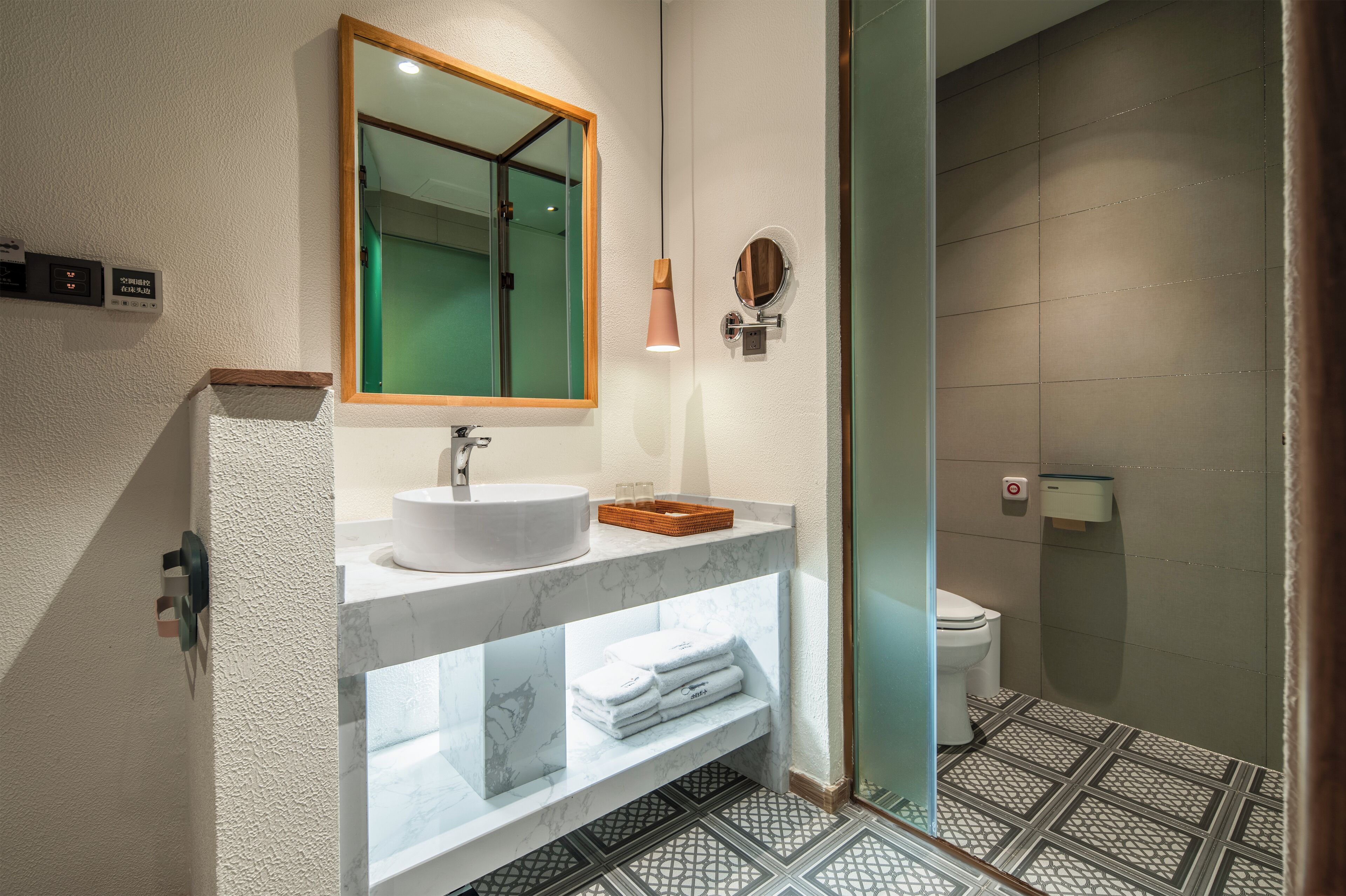 Chambre Classique avec lits jumeaux | Salle de bain | Douche à « effet pluie », articles de toilette gratuits, sèche-cheveux