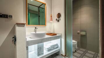 Classic Twin Room | Bathroom | Rainfall showerhead, free toiletries, hair dryer, slippers