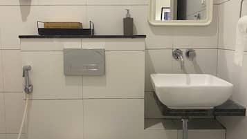 Regadera, amenidades de baño gratuitas, secadora de cabello, toallas