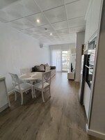 Apartamento Deluxe, 1 habitación, balcón | Zona de estar | Una televisión de pantalla plana