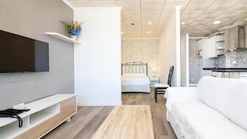 Comfort-lejlighed - 1 soveværelse | Opholdsområde | Fladskærms-tv