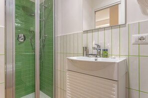 Family Triple Room (Danza Suite) | Bathroom | Shower, rainfall showerhead, hair dryer, towels - Le Muse Suites (Rome)