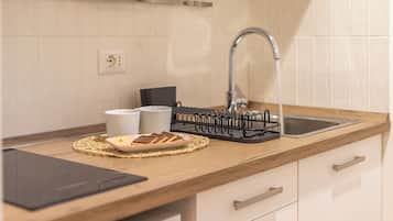 Mini réfrigérateur, micro-ondes, plaque de cuisson, grille-pain