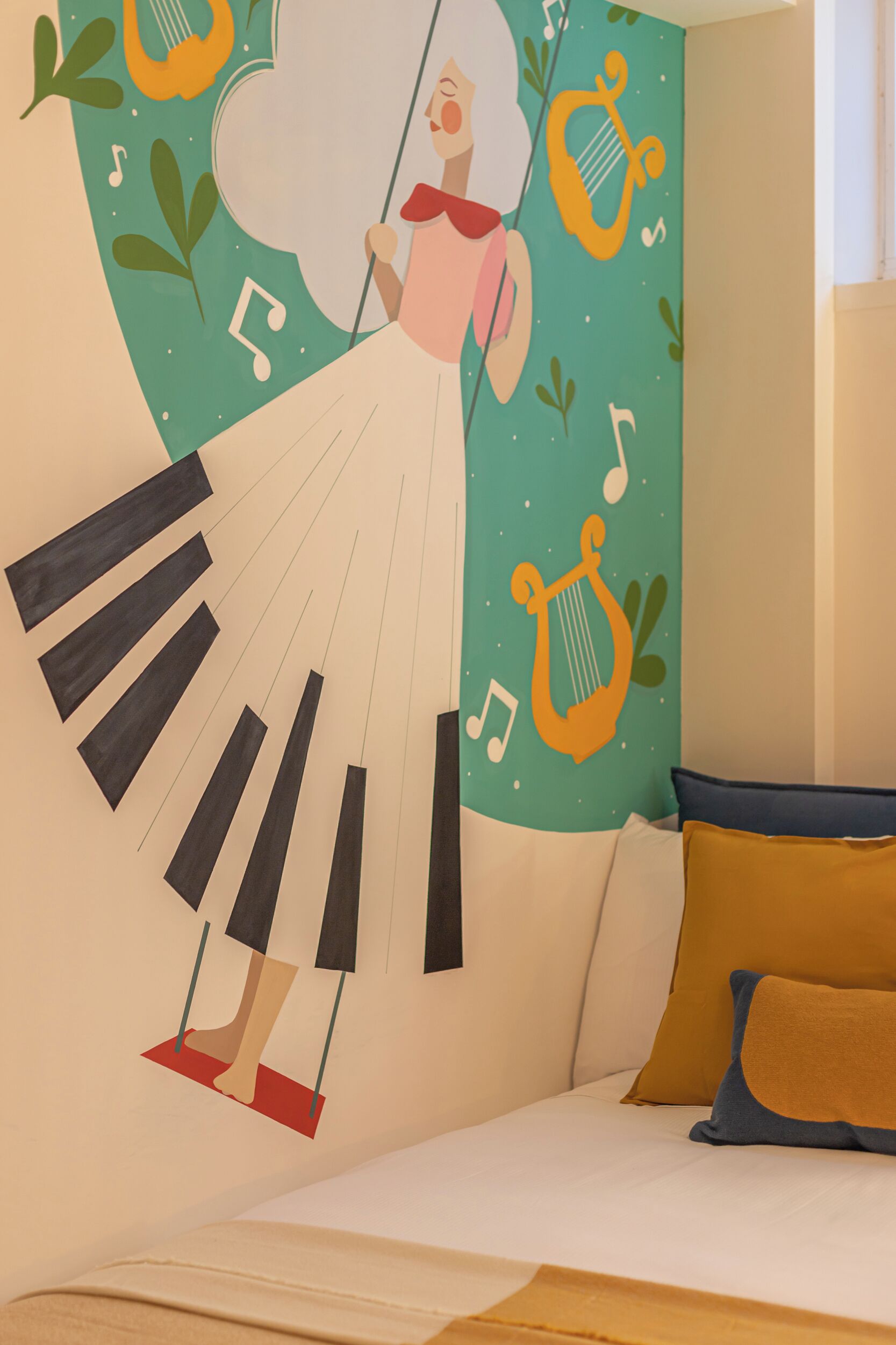 Une chambre avec un lit, une fresque murale représentant une harpiste et une fenêtre avec des rideaux.