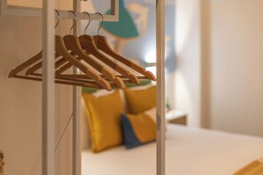 Habitación triple familiar (Danza Suite) | Mobiliario individual, escritorio, espacio para trabajar con un portátil