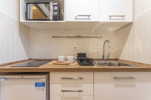 Mini-fridge, microwave, stovetop, toaster - Le Muse Suites (Rome)