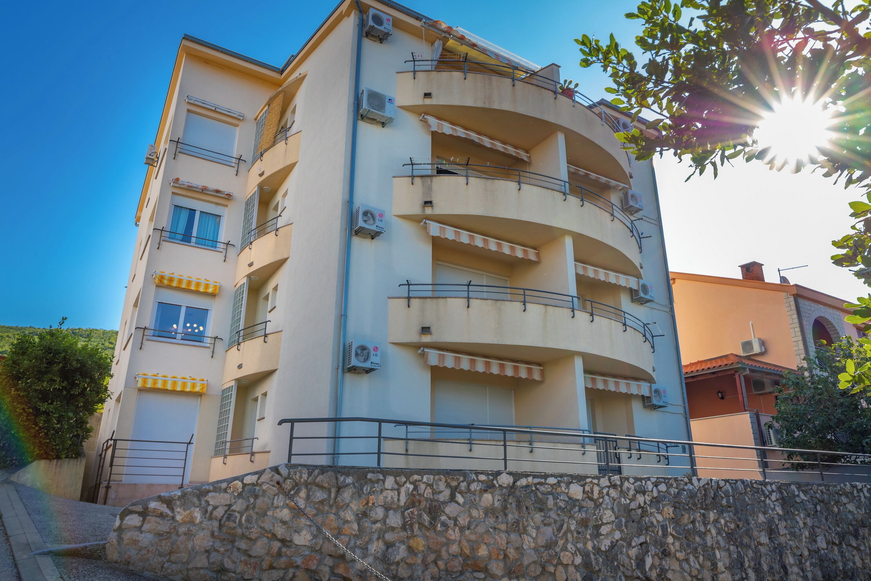 المنشأة من الخارج