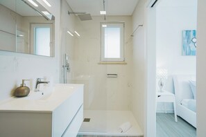 Dusche, Haartrockner, Handtücher, Toilettenpapier