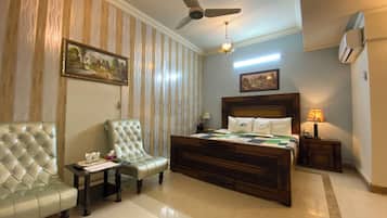 8 bedrooms, desk, iron/ironing board, WiFi