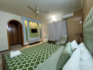 8 Schlafzimmer, Schreibtisch, Bügeleisen/Bügelbrett, WLAN