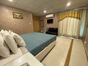 8 bedrooms, desk, iron/ironing board, WiFi