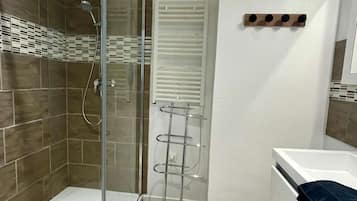 Douche, serviettes fournies