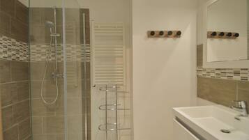 Douche, serviettes fournies