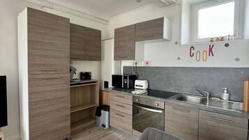 Réfrigérateur, micro-ondes, four, plaque de cuisson