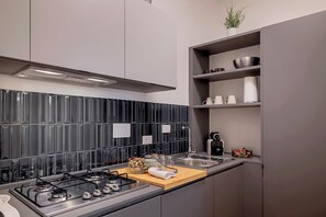 Kühlschrank, Mikrowelle, Ofen, Herdplatte