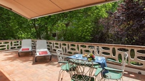 Maison, 4 chambres, terrasse | Restauration extérieure